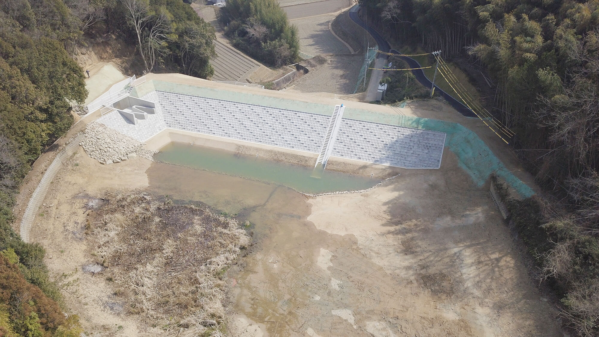 香川県内のため池整備工事をドローンで上空から撮影した写真