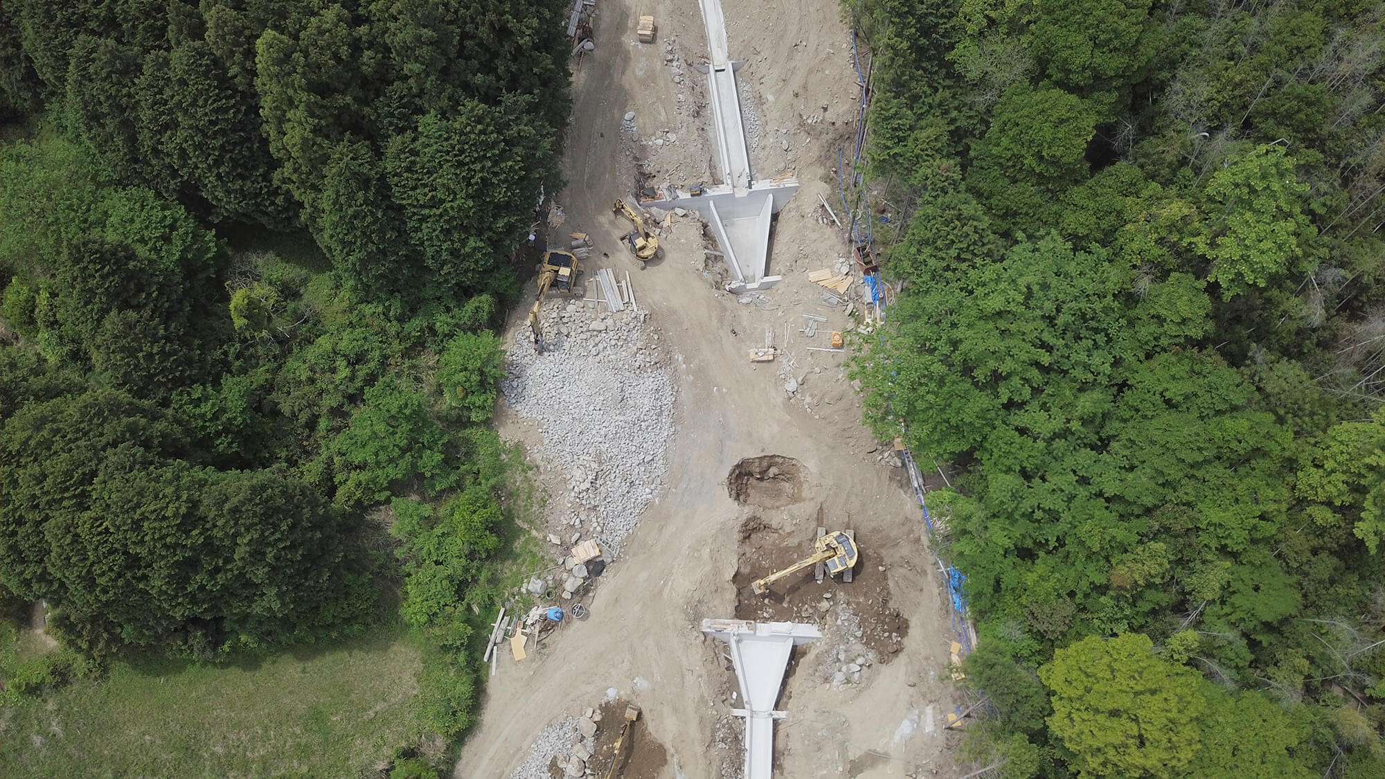香川県内の山間部における工事現場をドローンで空撮した写真