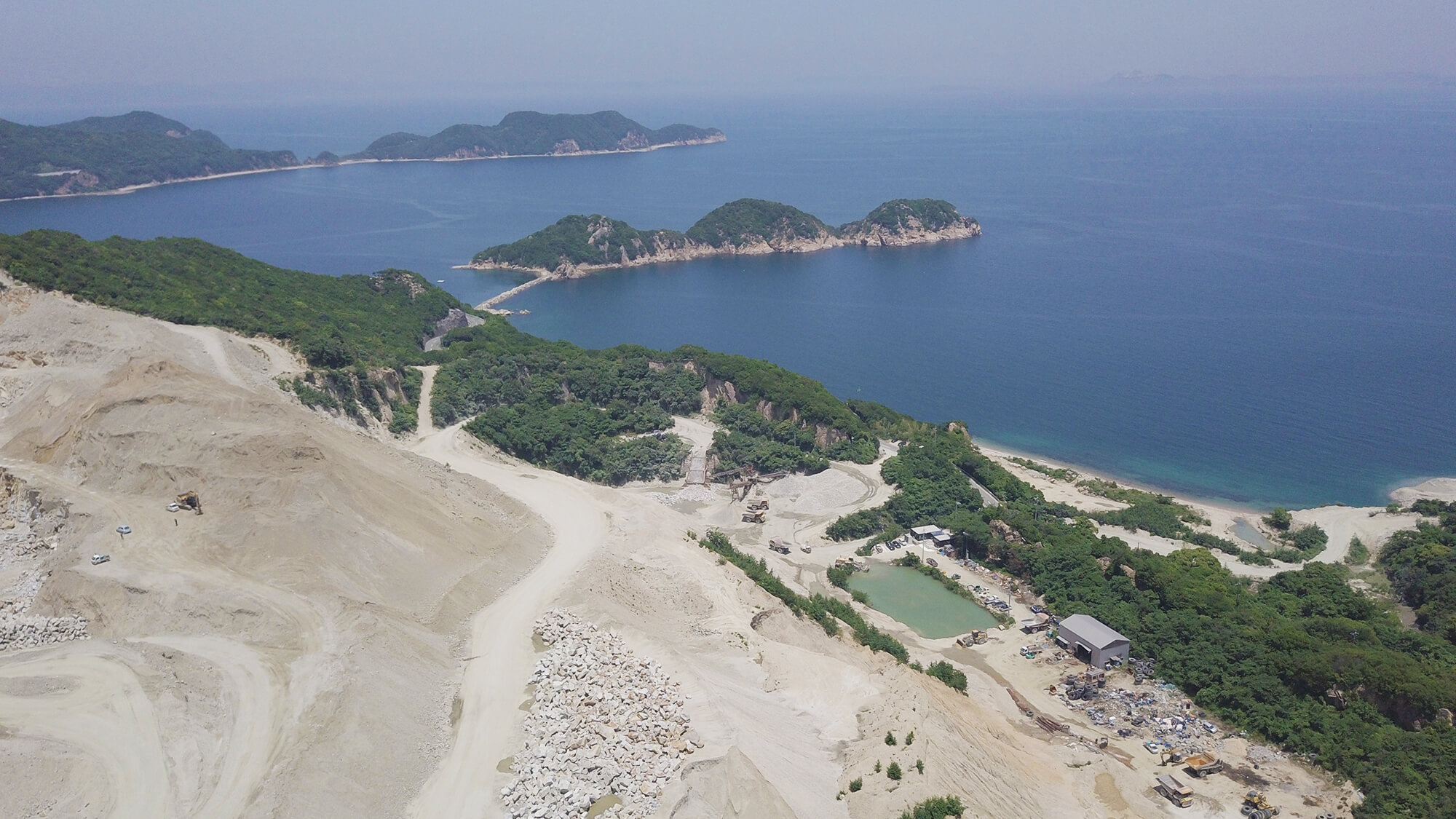 海を望む香川県の採石場をドローンで撮影した空撮写真